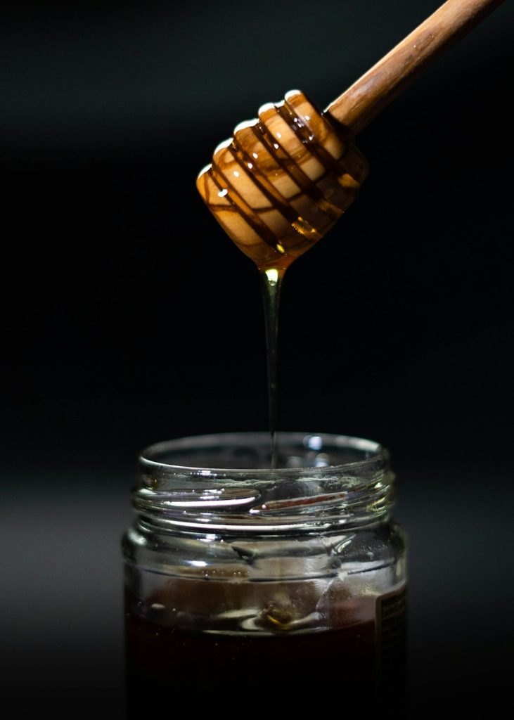 brown-wooden-honey-dipper-xgrtszrazvm